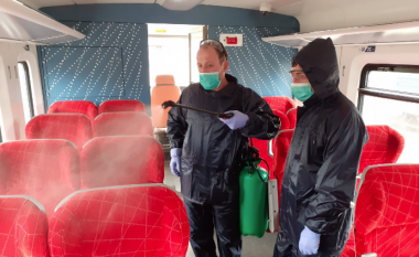 Pas autobusëve, dezinfektohen edhe trenat e udhëtarëve në Maqedoni