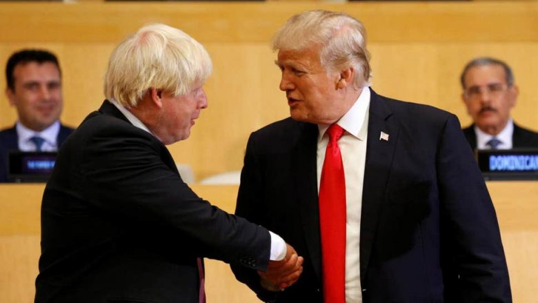 “Unë shtrëngoj duart me të gjithë” – pamje që tregojnë se si Boris Johnson nuk e merrte “seriozisht” coronavirusin