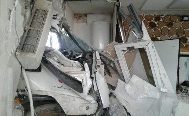 Kamioni i “Ekoregjionit” hyn në një lokal zejtarie në Malishevë, lëndohen tre persona