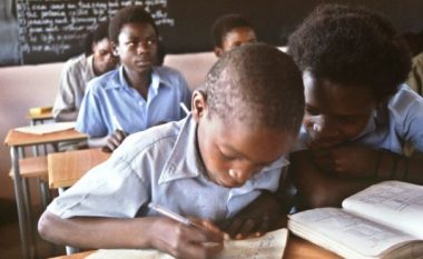 Kriza në Zimbabve: Prindërit që nuk shkollojnë fëmijët e tyre mund të dënohen deri në dy vjet burg