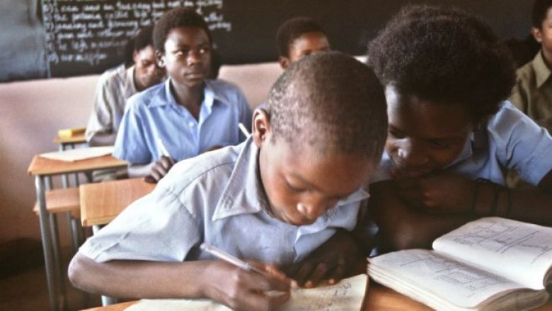Kriza në Zimbabve: Prindërit që nuk shkollojnë fëmijët e tyre mund të dënohen deri në dy vjet burg