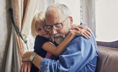 Fëmijët mund të përqafojnë sërish gjyshërit në Zvicër