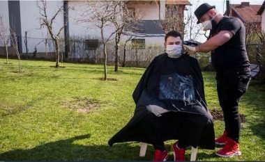 Frizeri nga Prishtina që shkon derë më derë për t’ua prerë flokët klientëve, në ditët kur Kosova është izoluar nga coronavirusi