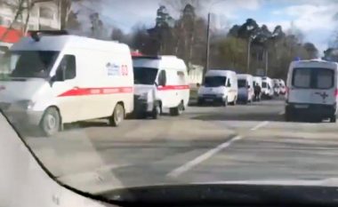 Skena rrëqethëse në Moskë, kolona të gjata të autoambulancave duke pritur para spitaleve