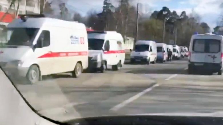 Skena rrëqethëse në Moskë, kolona të gjata të autoambulancave duke pritur para spitaleve
