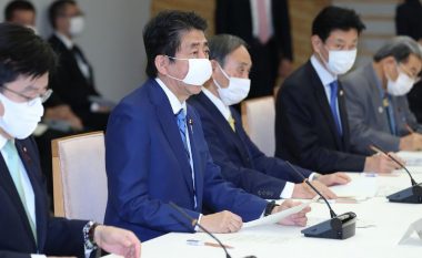 Publikon video duke pushuar në shtëpi në kohën kur në vend është shpallur gjendja e jashtëzakonshme, kritikohet ashpër kryeministri japonez