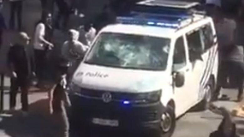 I riu nga Belgjika thyen rregullat e karantinimit, ikë nga policia me skuter dhe përplaset në furgonin e zyrtarëve policor – humb jetën