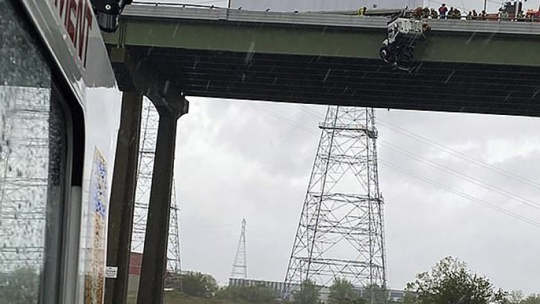 Kabina e kamionit ngec jashtë rrethojave të urës së lartë, shpëtohet shoferi në momentet më dramatike – pamje nga momenti rrëqethës