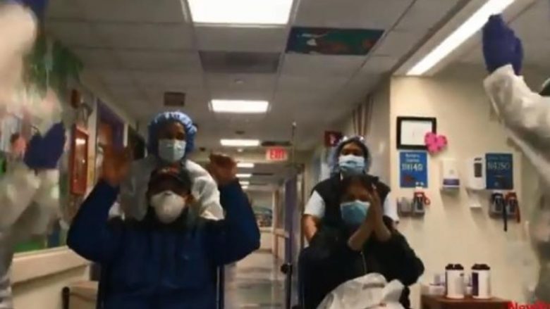 Pacientët e shëruar nga COVID-19, lirohen nga spitalet e New Yorkut dhe Michiganit nën tingujt e këngës “Mos u ndal duke besuar”