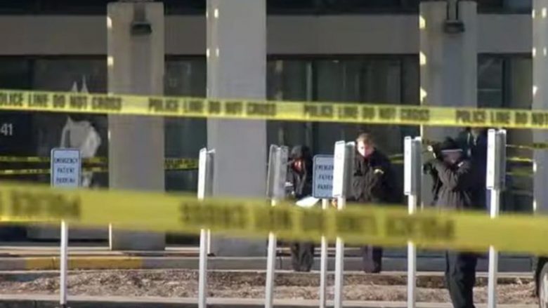 Dramë pranë një spitali në Wisconsin, policia vret burrin që ua drejtoi revolen
