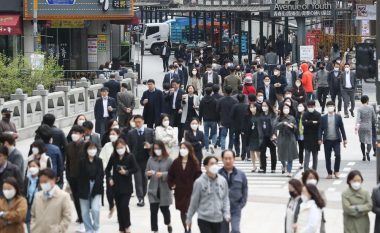 Koreja e Jugut i rikthehet normalitetit, qytetarët shkojnë sërish në punë – hapen restorantet dhe qendrat tregtare