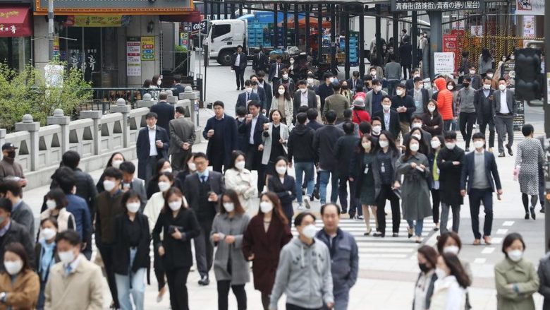 Koreja e Jugut i rikthehet normalitetit, qytetarët shkojnë sërish në punë – hapen restorantet dhe qendrat tregtare