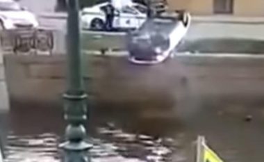 Deshi t’i ikë policisë, shoferi i dehur rus për pak sa nuk përfundon me veturë në lumë