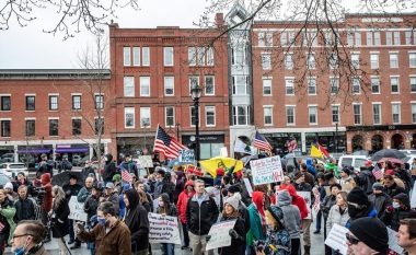 Amerikanët në këmbë, dalin rrugëve për shkak të masave kufizuese – protestojnë kundër qëndrimit në shtëpi