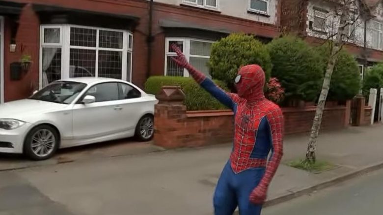 I veshur me rroba të “Spidermanit”, argëton fëmijët që janë mbyllur nëpër shtëpi nga coronavirusi