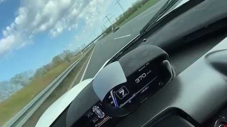 Pasi që i tërë vendi është mbyllur nga coronavirusi, shfrytëzon rastin shoferi në Gjermani – vozit nëpër autostradën e zbrazët me 370 km/h