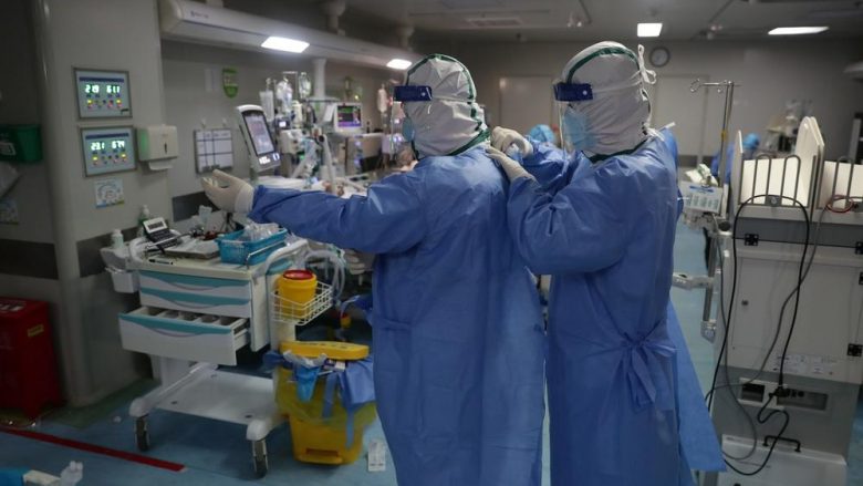 Mjekut që kishte shëruar të prekurit me coronavirus në Wuhan, i janë thinjur flokët për dy muaj – atë nuk e kishte njohur e bija kur u kthye në shtëpi