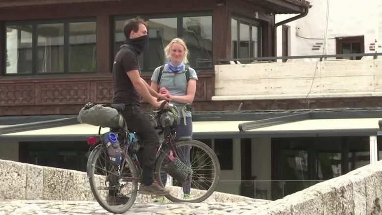 Nisën rrugëtimin e tyre me biçikleta nga Evropa drejt Azisë, çifti britanik përfundon në Prizren për shkak të COVID-19