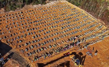 Punonjësit brazilianë hapin me ekskavatorë varreza masive, për t’i futur trupat e pajetë të viktimave të COVID-19