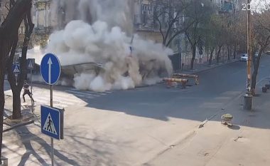 Kalimtarët e rastit i shpëtojnë vdekjes për “një fije floku”, para syve të tyre shembet një ndërtesë në Ukrainë – kamerat e sigurisë filmojnë momentin