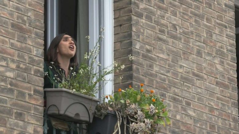 Aktorja italiane u këndon punonjësve shëndetësorë në Paris nga dritarja e apartamentit, fqinjët e duartrokasin