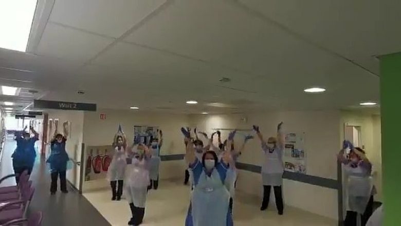 Familjarët e personave të prekur nga kanceri, reagojnë ndaj punonjësve shëndetësorë në Britani që realizuan video duke vallëzuar