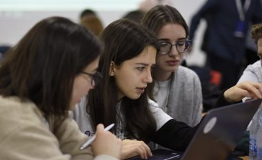 Mijëra vajza e gra studiojnë në fushën e shkencave kompjuterike në UBT