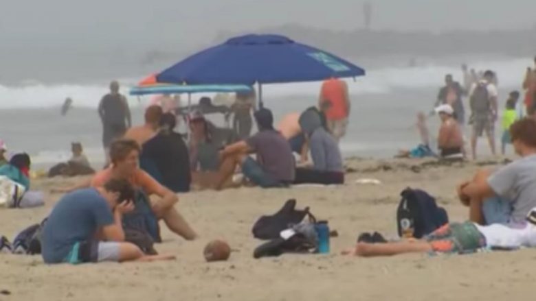 Plazhet e Kalifornisë plotë me pushues, pavarësisht thirrjeve të qëndrojnë nëpër shtëpi