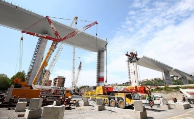 Dy vite më parë humbën jetën 43 persona nga shembja e urës në Genoa, tani janë pranë përfundimit të punimeve të urës së re  