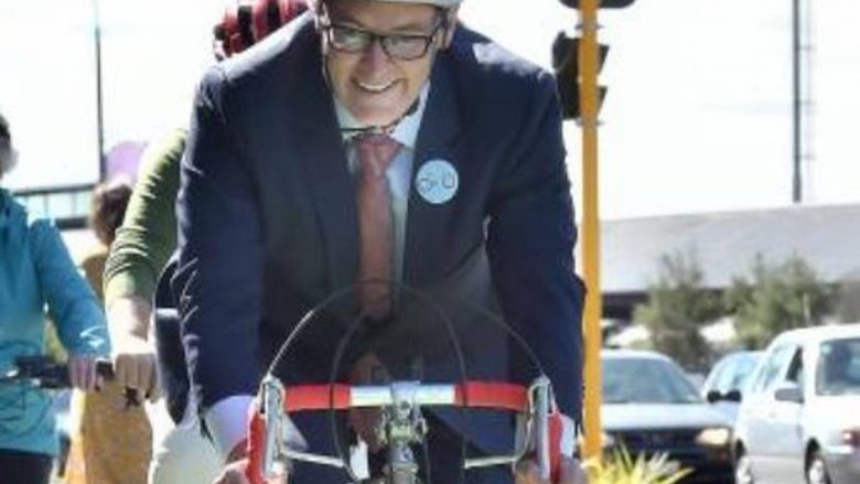 Ministri i Shëndetësisë në Zelandë të Re shkel rregullat, qytetarët qëndrojnë nëpër shtëpi – ai vetë del me biçikletë në natyrë