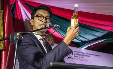 Madagaskari prodhon “ilaçin popullor” kundër coronavirusit, të varfërve u jepet falas – presidenti po e promovon edhe pse nuk ka ndonjë dëshmi për efikasitetin e tij