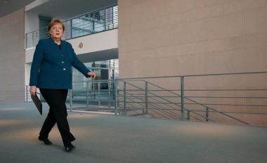 Angela Merkel sërish në zyrë, rikthehet në punë pas karantinimit dyjavor