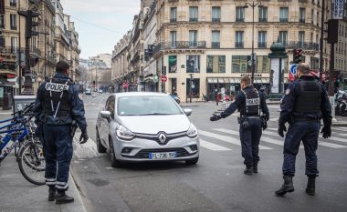 Afera dashurie, mbledhje lulesh apo shëtitje me gjarprin – arsyetimet e francezëve që janë kapur nga policia duke shkelur rregullat e karantinimit