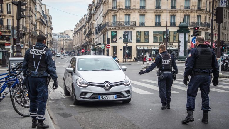 Afera dashurie, mbledhje lulesh apo shëtitje me gjarprin – arsyetimet e francezëve që janë kapur nga policia duke shkelur rregullat e karantinimit