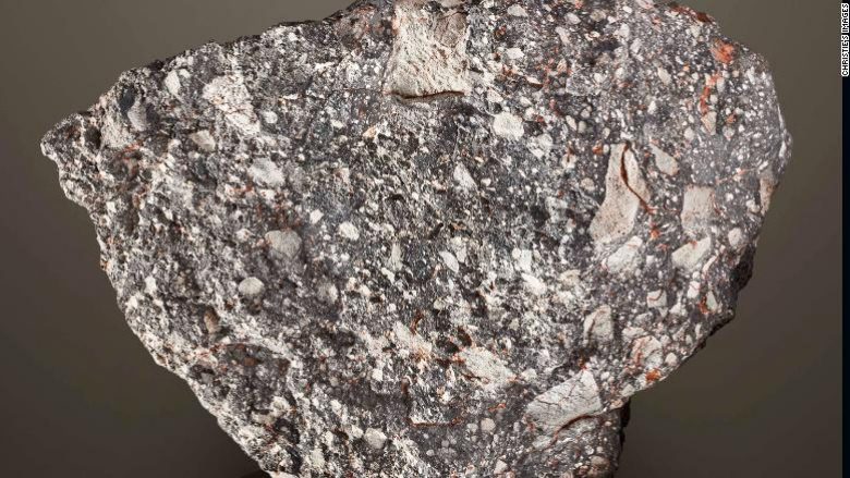 Blini një copëz të Hënës, në Londër po shitet meteori i rëndë 13.5 kilogramë që kushton 2.5 milionë dollarë