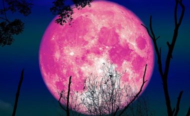 Hëna rozë do të shfaqet pas dy ditëve, mësohen vendet nga ku do të shihet si dhe domethënia