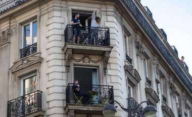 Qytetarët në tërë Evropën po i raportojnë fqinjët e padëgjueshëm në polici: Shikoji ato, po shëtisin derisa të tjerët po qëndrojnë në shtëpi