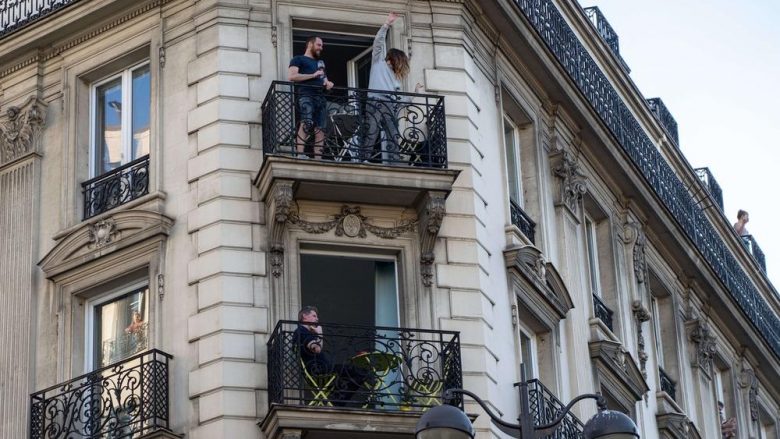 Qytetarët në tërë Evropën po i raportojnë fqinjët e padëgjueshëm në polici: Shikoji ato, po shëtisin derisa të tjerët po qëndrojnë në shtëpi