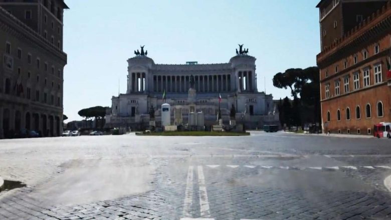 Edhe pse janë bërë një muaj nga izolimi total, rrugët e Romës vazhdojnë të jenë të zbrazëta