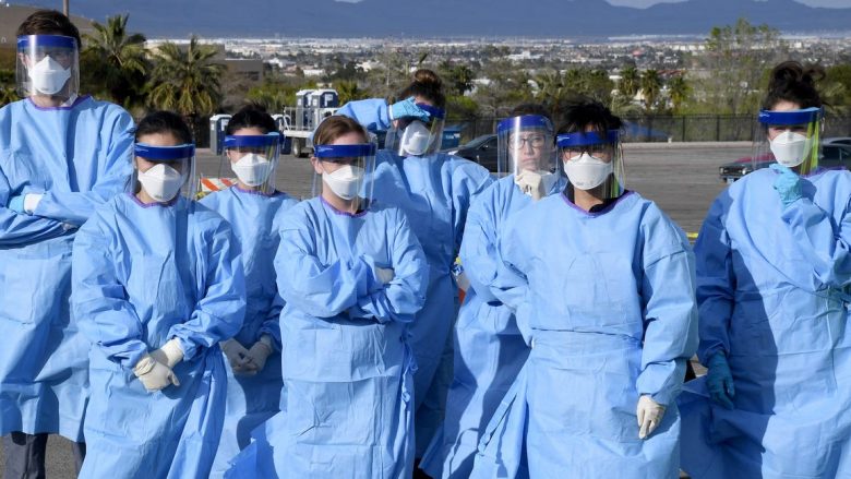 Punonjësit shëndetësor në spitalet amerikane kërcënohen me largim nga puna, nëse flasin me gazetarë gjatë pandemisë së coronavirusit