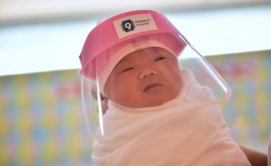 Foshnjat në Tajlandë pajisjen me “mini-mburoja” të fytyrës