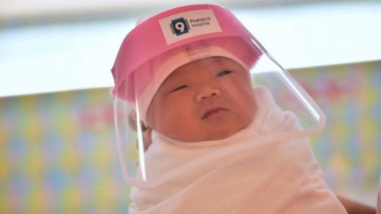 Foshnjat në Tajlandë pajisjen me “mini-mburoja” të fytyrës