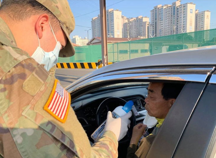 “Testi i uthullës”: Ushtria amerikane aplikon një test të thjeshtë për të zbuluar coronavirusin