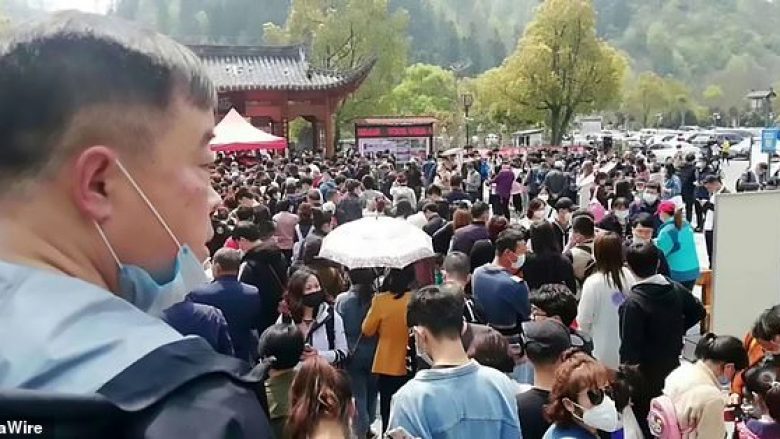 Kinezët mezi kanë pritur, turistët ia mësyjnë atraksioneve turistike – epidemiologët ua bëjnë me dije se pandemia nuk ka përfunduar