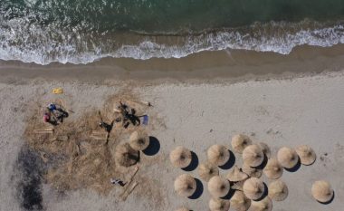 Në Shqipëri nis të mendohet për plazhin, punëtorët thurin çadrat