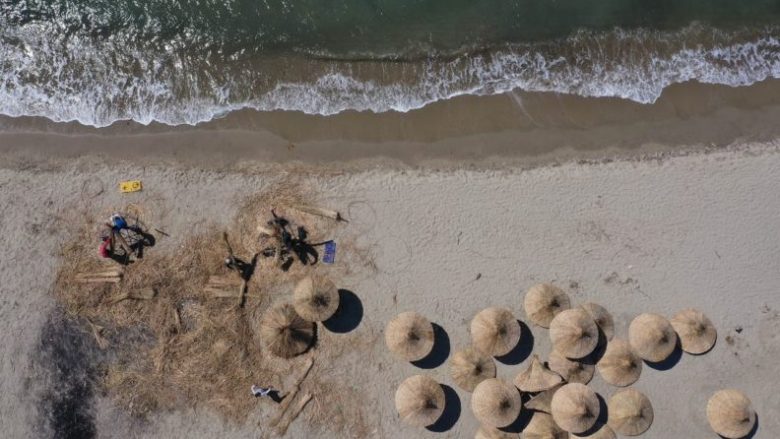 Në Shqipëri nis të mendohet për plazhin, punëtorët thurin çadrat