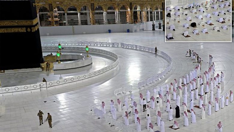 Në Xhaminë e Madhe të Mekës falen nën masa të rrepta të sigurisë, policët sigurohen që po respektohet distanca sociale