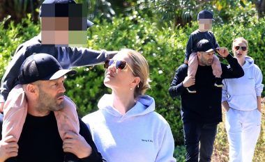 Rosie Huntington-Whiteley dhe Jason Statham jashtë izolimit, ndërsa shijojnë një shëtitje në Los Angeles me djalin e tyre