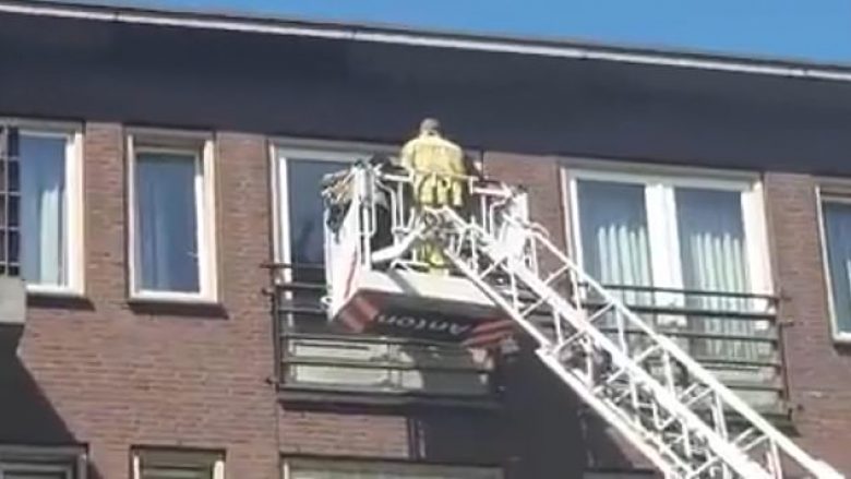 Shfrytëzuan shkallët e zjarrfikësve, i dhanë lamtumirën e fundit të afërmit të tyre të moshuar në “shtëpinë e mbyllur shkaku i coronavirusit” në Holandë