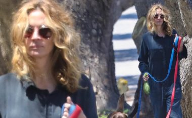 Julia Roberts lë maskën në shtëpi ndërsa shëtit qentë e saj përreth Malibu